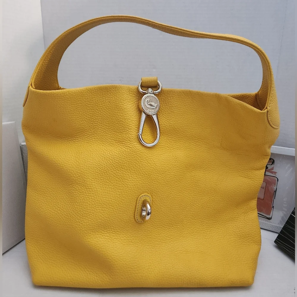 Dooney & Bourke Bag GUC Pebble Leather Logo Lock Hobo Shoulder Sac in yellow Lrg